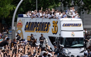 الصورة: ريال مدريد يحتفل بلقب الدوري الإسباني بين جماهيره