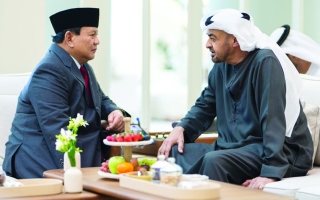 الصورة: رئيس الدولة يبحث علاقات التعاون مع وزير الدفاع الإندونيسي