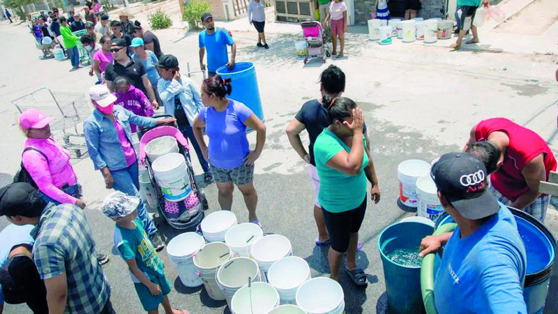 سكان المدينة في انتظار التزود بالماء. أرشيفية