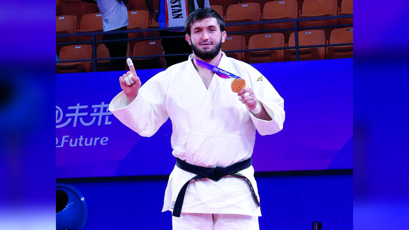 بطل منتخب الجودو عمر معروف مقلداً بالميدالية الذهبية للدورة الآسيوية. من المصدر