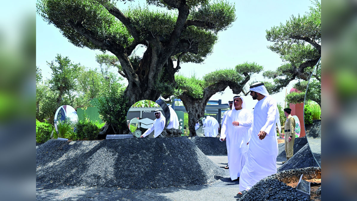 حمدان بن محمد خلال اطلاعه على ملامح الاستراتيجية الشاملة لجودة الحياة في دبي. من المصدر