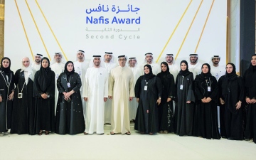 الصورة: منصور بن زايد يكرّم الفائزين بجائزة «نافس» في دورتها الثانية