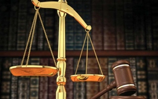 الصورة: هل يمكن رفع دعوى قضائية من دون الاستعانة بمحام؟