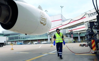 الصورة: «طيران الإمارات» تستخدم «وقوداً مستداماً» لرحلاتها من مطار «لندن هيثرو»