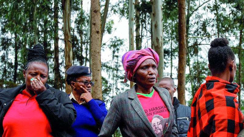 أهالي المفقودين ينتظرون أنباء عن ذويهم. رويترز