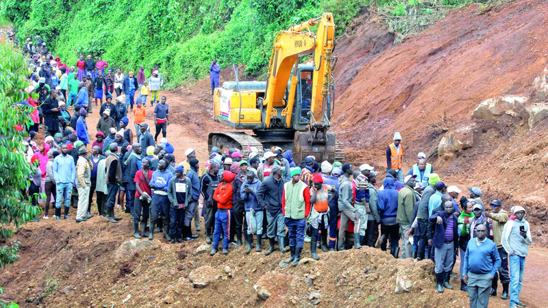 الصليب الأحمر يتولى إدارة عمليات البحث. رويترز