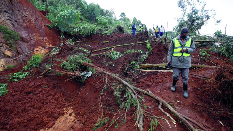 سكان وعمال إغاثة يبحثون عن مفقودين. رويترز