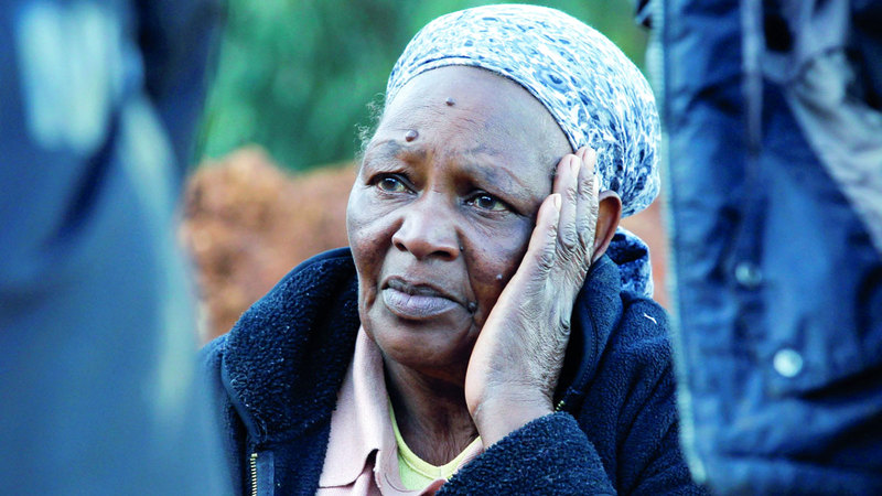 امرأة تنتظر بالقرب من مكان البحث.  رويترز