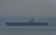 الصورة: حاملة الطائرات الأميركية رونالد ريغان تغادر ميناءها في اليابان بعد قضاء 9 سنوات