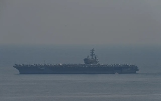 الصورة: حاملة الطائرات الأميركية رونالد ريغان تغادر ميناءها في اليابان بعد قضاء 9 سنوات
