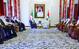 الصورة: محمد بن راشد يبحث مع رئيس مجلس الوزراء الكويتي تعزيز الشراكة بين البلدين