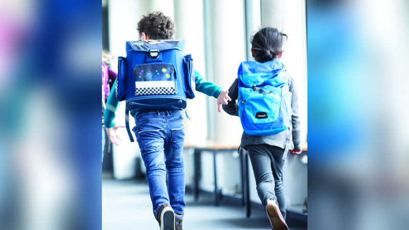 المناطق المظللة المتاحة للانتظار تشهد اكتظاظاً من الطلبة. الإمارات اليوم