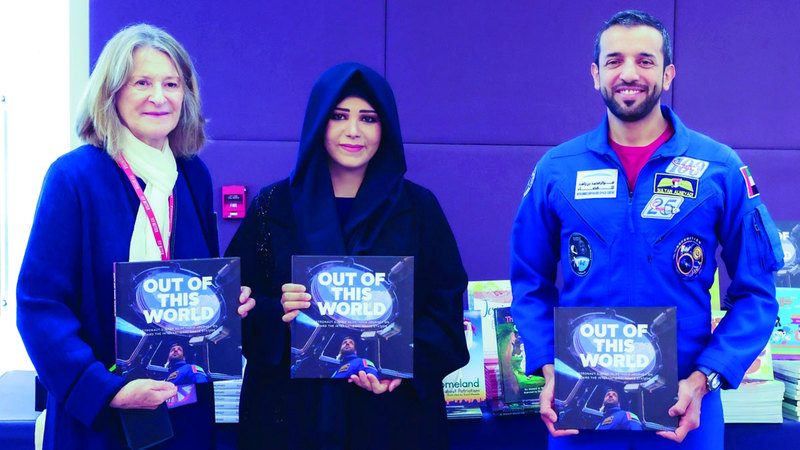 لطيفة بنت محمد تتوسط سلطان النيادي وإيزابيل أبوالهول خلال اليوم الأول للمؤتمر. من المصدر