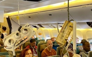الصورة: في طريقها من لندن إلى سنغافورة.. مطبات هوائية لدقائق تهوي بطائرة ركاب لمسافة 1800 متر