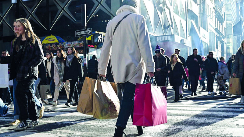 الجيل «زد» غارقون بمستويات عالية من ديون بطاقات الائتمان لتغطية إنفاقهم. أرشيفية