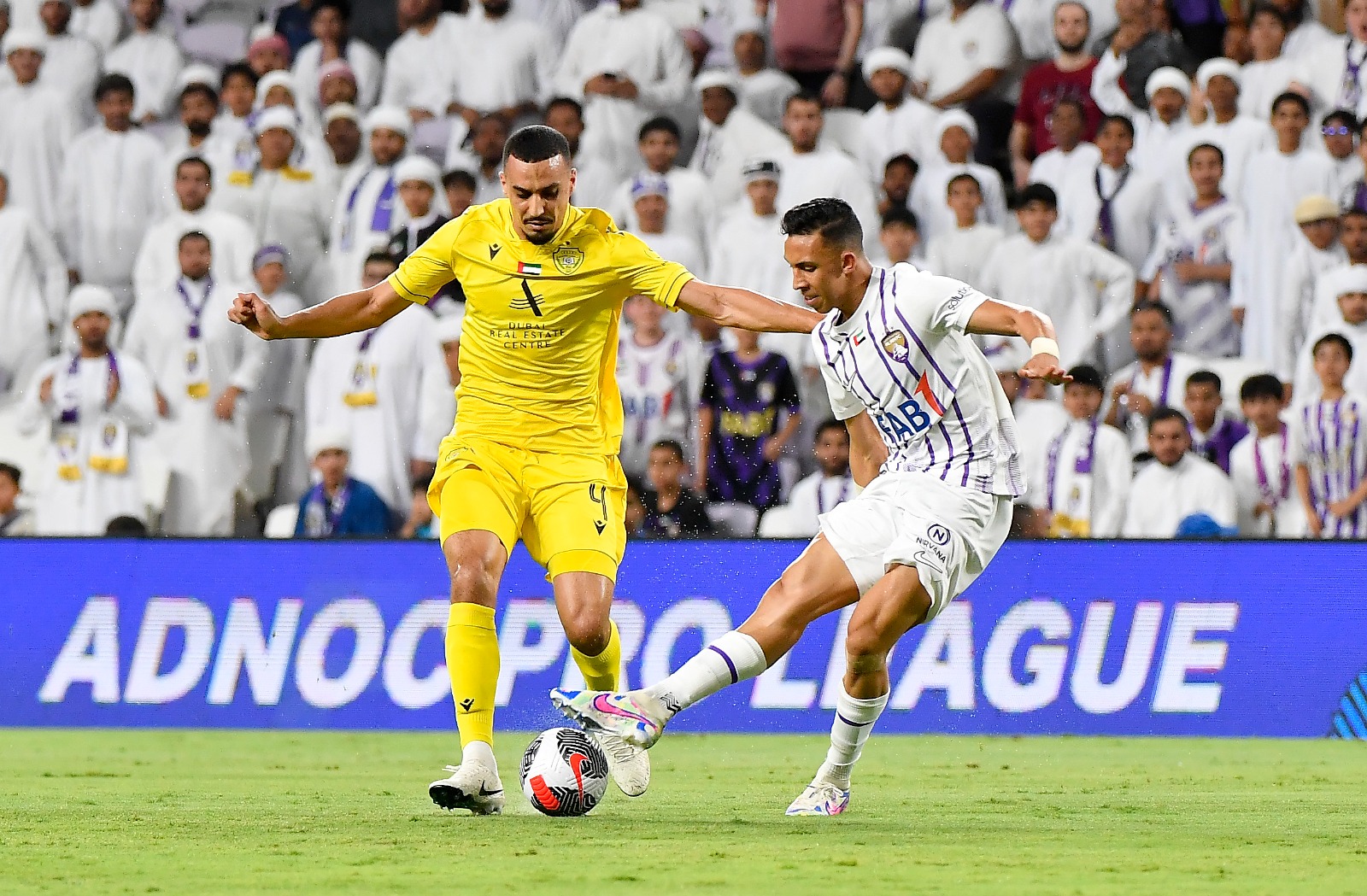 صراع على الكرة بين المغربيين رحيمي وبوفتيني خلال لقاء الوصل والعين. تصوير: إريك أرازاس