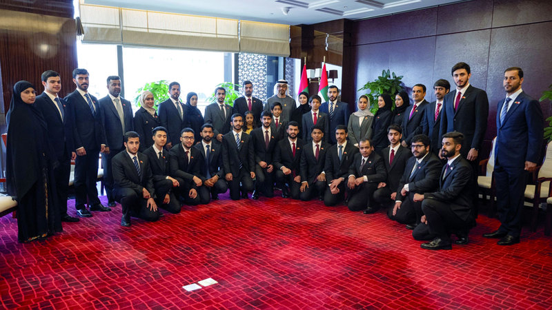 رئيس الدولة خلال لقائه عدداً من طلبة الإمارات الدارسين في الجامعات والمعاهد الصينية. وام