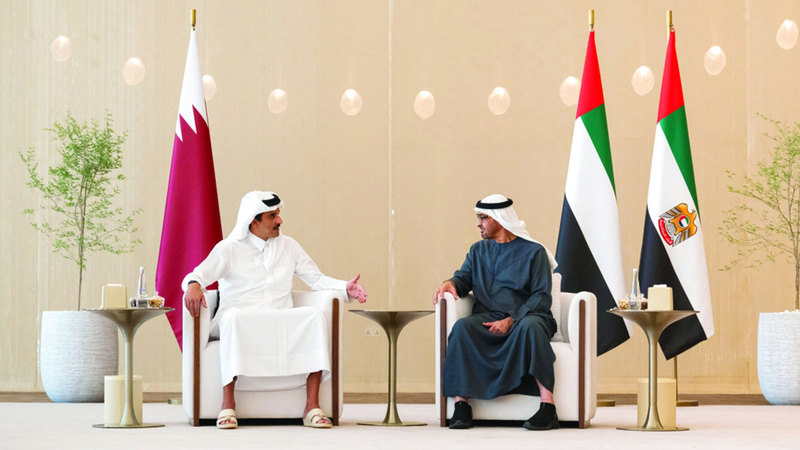 محمد بن زايد خلال استقباله تميم بن حمد في أبوظبي. وام