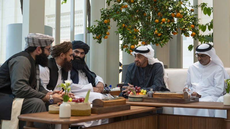 رئيس الدولة خلال استقباله وزير الداخلية الأفغاني. وام