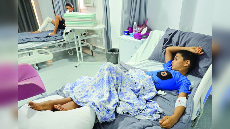 أطفال يعالجون في المستشفيات جراء إصاباتهم بشظايا انفجارات مخلفات الحرب. أ.ف.ب