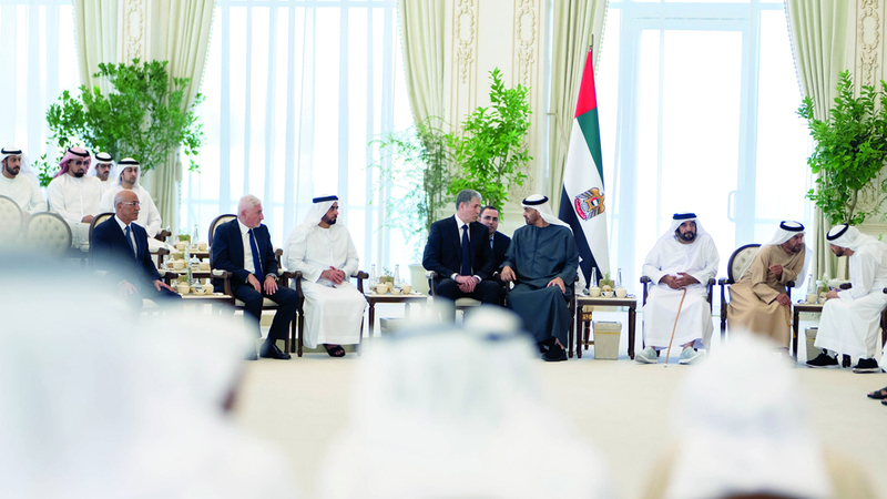 محمد بن زايد خلال لقائه ولايات إيفازوف. وام