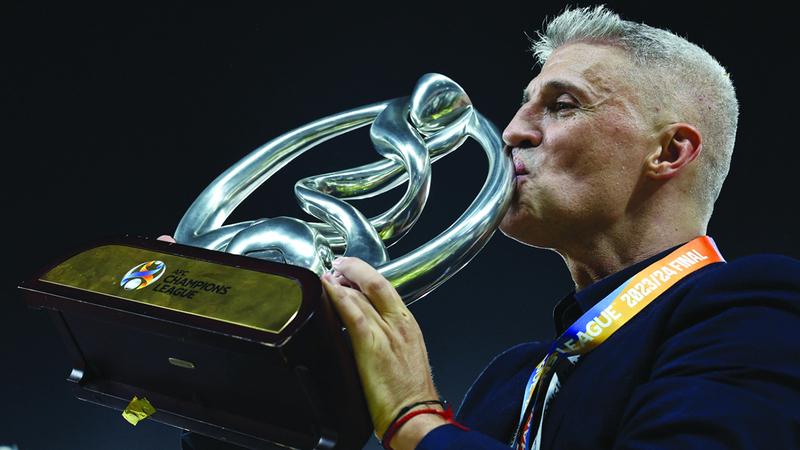 الأرجنتيني هيرنان كريسبو فاز مع العين بدوري أبطال آسيا ومستمر مع &laquo;الزعيم&raquo;. رويترز