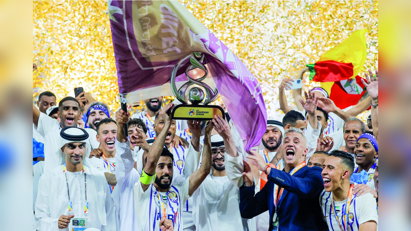 بندر الأحبابي خلال رفعه كأس أبطال آسيا 2024. من المصدر