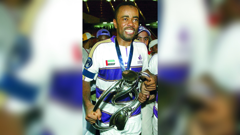 سالم جوهر يحتفل بكأس أبطال آسيا 2003.  من المصدر