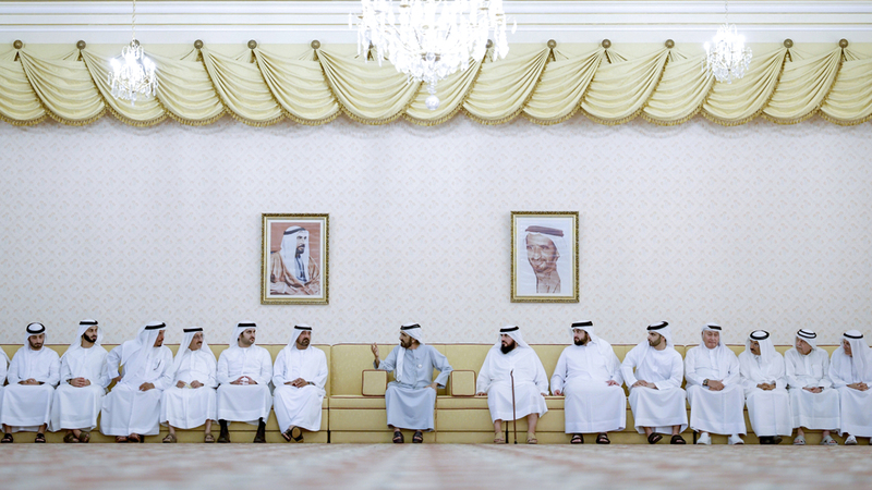 محمد بن راشد خلال لقائه أعيان البلاد ورجال الأعمال والمستثمرين بحضور مكتوم وأحمد بن محمد. وام