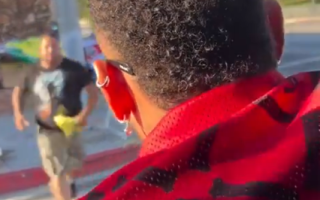 الصورة: فيديو .. نيمار يفاجئ بائعاً متجولاً ويشتري منه قميص منتخب البرازيل