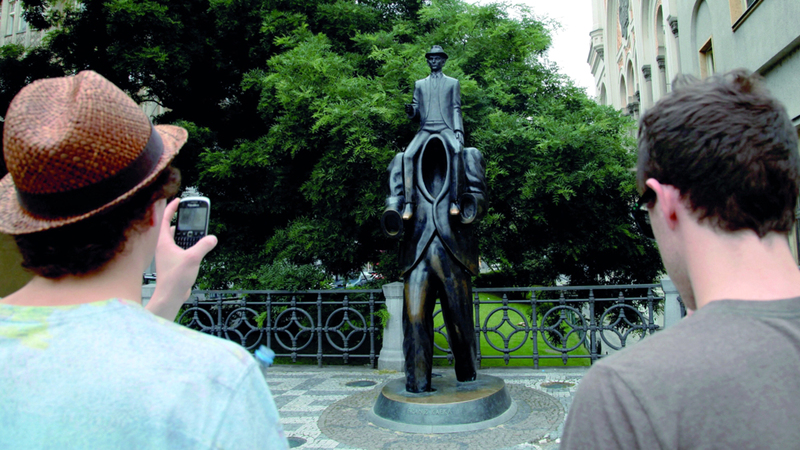 تمثال فرانس كافكا في العاصمة الألمانية برلين مقصد دائم للسياح. رويترز