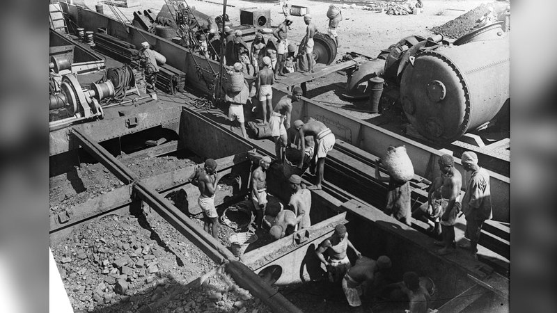 عمال مصريون في مشروع  للسكك الحديدية. أرشيفية