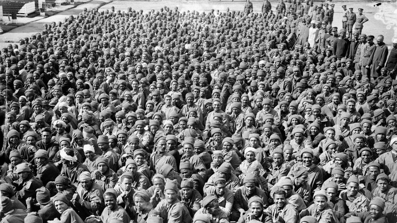 صورة من الكتاب تظهر العمال المصريين.  أرشيفية