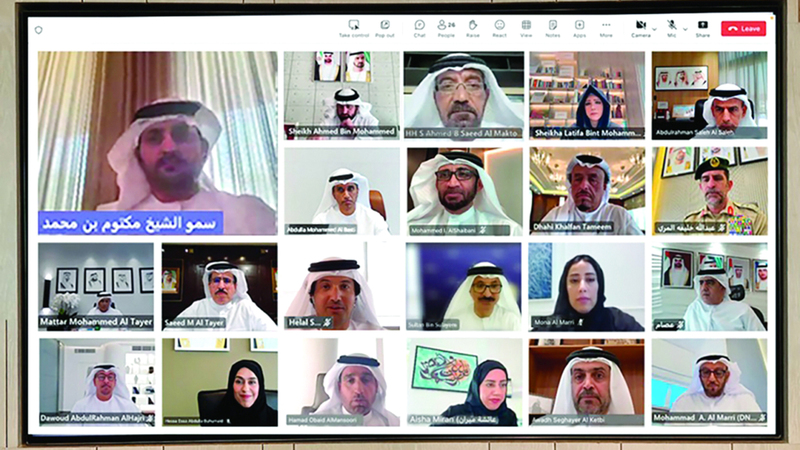 مكتوم بن محمد خلال ترؤسه اجتماع المجلس التنفيذي بمشاركة أحمد بن محمد وأحمد بن سعيد.  من المصدر