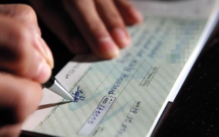 الصورة: رجل يطالب باسترداد 50 ألف درهم دفعها مقابل تأجيل صرف شيك