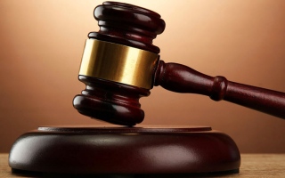 الصورة: أمر قضائي يسمح لطفلين بالسفر مع والدهما إلى الخارج