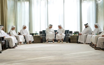 الصورة: مكتوم وأحمد بن محمد يقدمان واجب العزاء في وفاة أرملة المرحوم عبدالواحد الرستماني