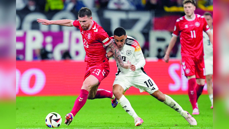 جمال موسيالا يزاحم الدنماركي بيير إيميل على الكرة. أ.ب