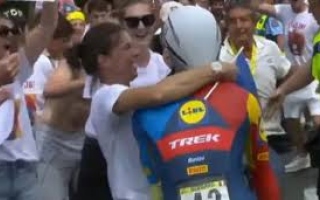 الصورة: حدث في طواف فرنسا.. دراج قرر تقبيل زوجته في السباق كان هذا مصيره