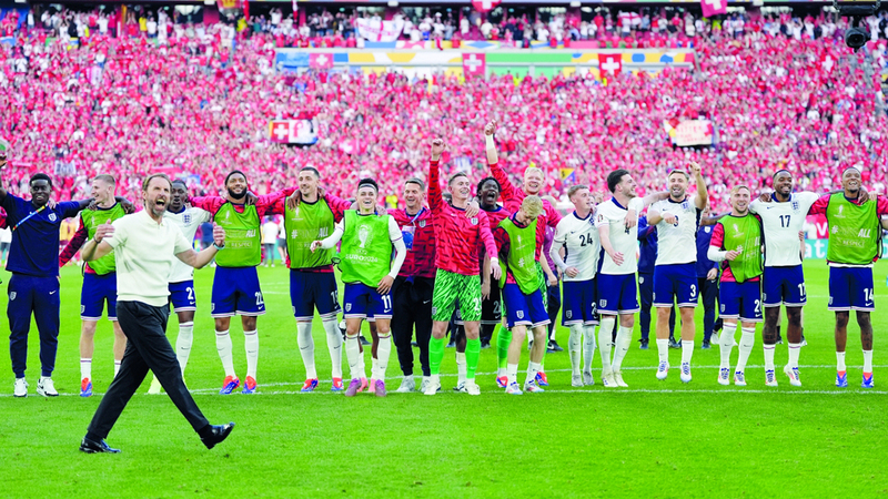 ساوثغيت خلال الاحتفال مع لاعبي إنجلترا بعد التأهل إلى نصف النهائي. أ.ب