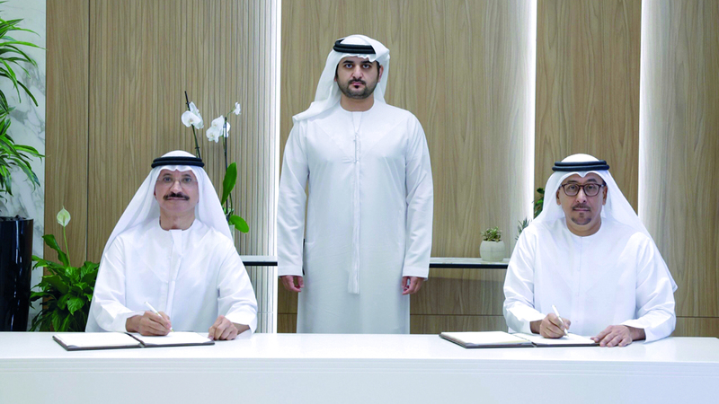 مكتوم بن محمد خلال توقيع الاتفاقية بين بلدية دبي و«موانئ دبي». وام