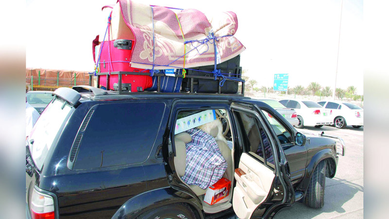 شرطة أبوظبي حذرت من المخاطر المترتبة على تحميل أوزان زائدة فوق المركبات. أرشيفية