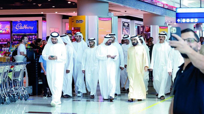 محمد بن راشد خلال زيارته مبنى المسافرين رقم 3 بمطار دبي يرافقه أحمد بن سعيد. وام