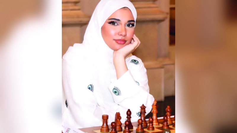 لاعبة نادي العين للشطرنج والألعاب الذهنية زينب درويش المعمري، تزهو بالمركز الأول مكرر (الثاني بحسم التعادل)، في ختام منافسات بطولة الإمارات الفردية للشطرنج للسيدات التي نظمها اتحاد اللعبة في دبي.