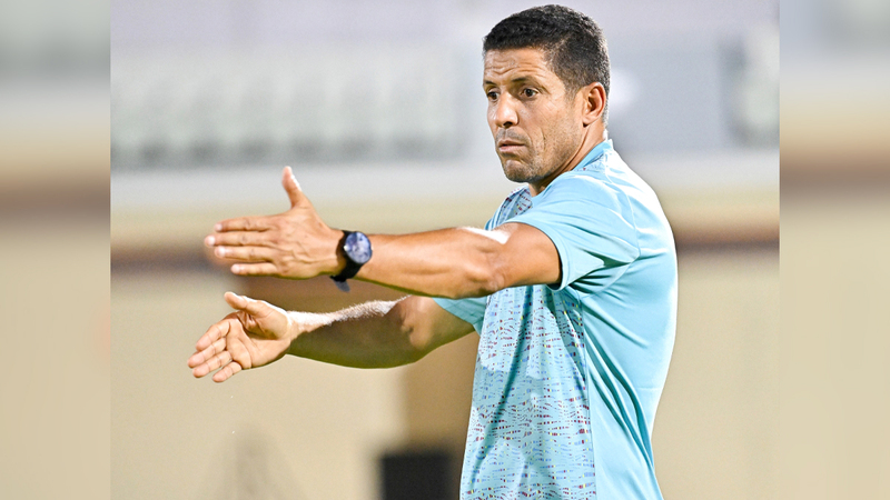 الحسين عموتة مدرب الجزيرة. من المصدر