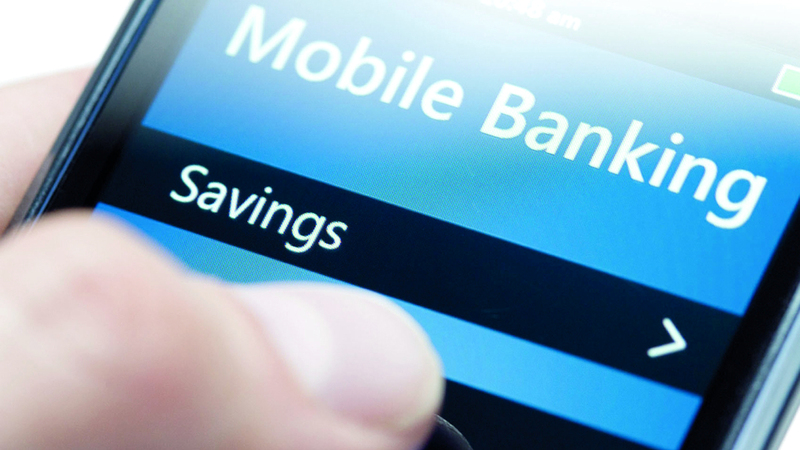 نسبة كبيرة من الخدمات المصرفية أصبحت متوافرة عبر التطبيقات الذكية. أرشيفية