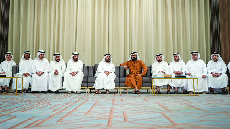 محمد بن راشد خلال تقديم العزاء لأسرة الفقيد. وام