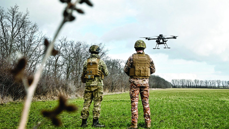 جنود أوكرانيون يطلقون طائرة بدون طيار. أرشيفية