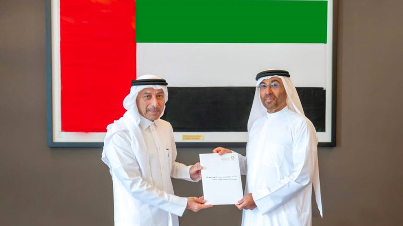 أحمد الصايغ خلال تسلّمه الرسالة من سفير قطر لدى الإمارات. وام