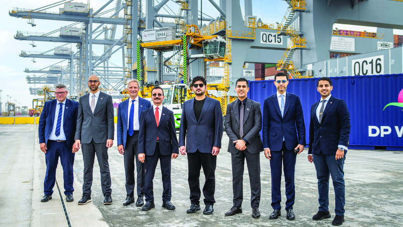 مكتوم بن محمد خلال زيارة مجمع &laquo;ميناء لندن جيتواي&raquo; للخدمات اللوجستية. وام